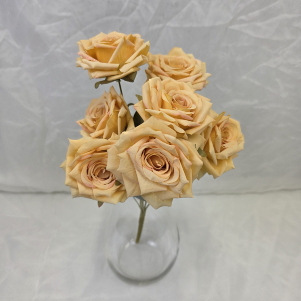 Umělá růže  – pudrově žlutá, 45 cm